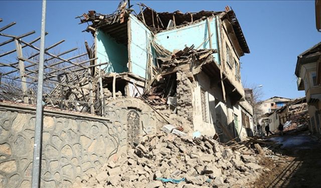 Malatya'da yıkık, acil yıkılacak ve ağır hasarlı 89 bin 676 bağımsız bölüm tespit edildi