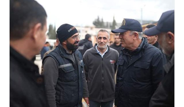 Milli Savunma Bakanı Akar, Hatay'da esnaf için kurulan prefabrik çarşıda inceleme yaptı