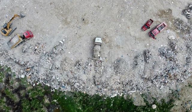 Samandağ'da depremde yıkılan binaların toplandığı enkaz alanı yükselmeye devam ediyor