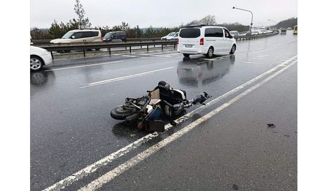 Servis minibüsüyle çarpışan motosikletin sürücüsü hayatını kaybetti