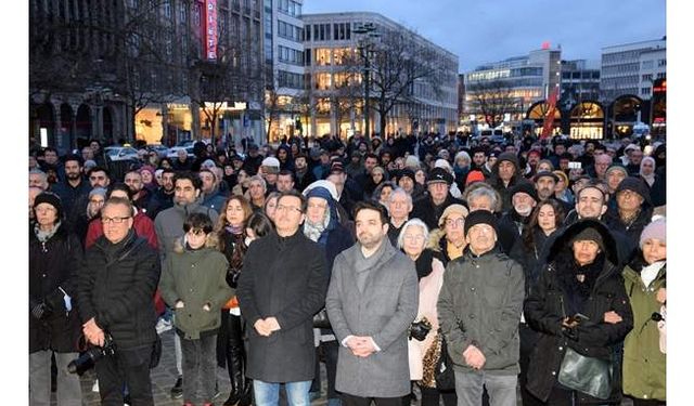 Türkiye'deki depremlerde hayatını kaybedenler Almanya'nın Hannover kentinde anıldı
