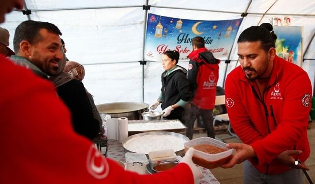 Alperenlerin bağışlarıyla Belen'de depremzedelere iftar ve sahur veriliyor