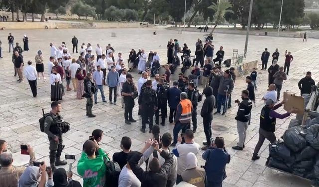 Aşırı sağcı Yahudi yerleşimciler İsrail polisi eşliğinde Mescid-i Aksa'ya baskın düzenledi