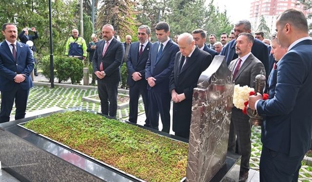 MHP Genel Başkanı Bahçeli, Alparslan Türkeş'in kabrini ziyaret etti