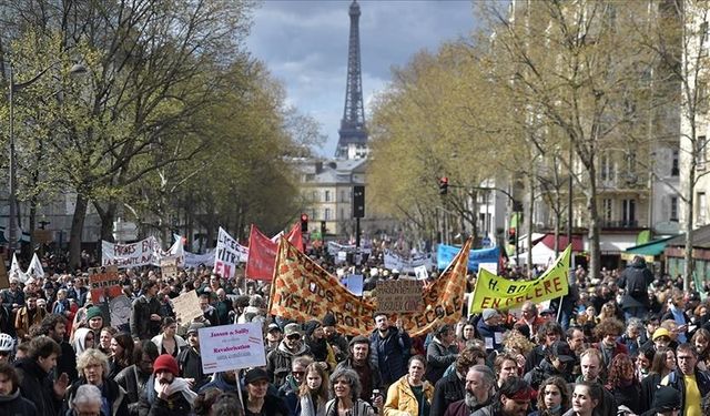 Paris'te emeklilik reformu karşıtı gösterilerin belediyeye maliyeti 1,6 milyon avro