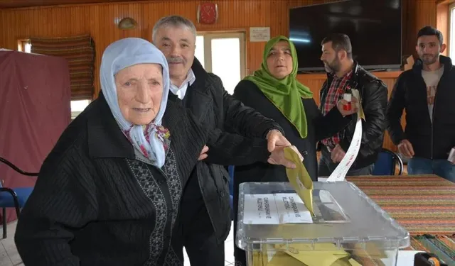 Trabzon'da 101 yaşındaki kadın oy kullandı