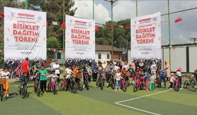 Kahramanmaraş'ta depremzede çocuklara bisiklet dağıtıldı