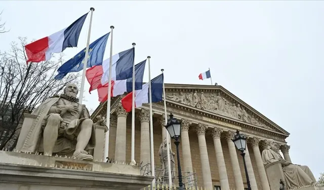 Fransa'da belediyelere "AB bayrağı asma zorunluluğu" getiren tasarı Ulusal Mecliste onaylandı