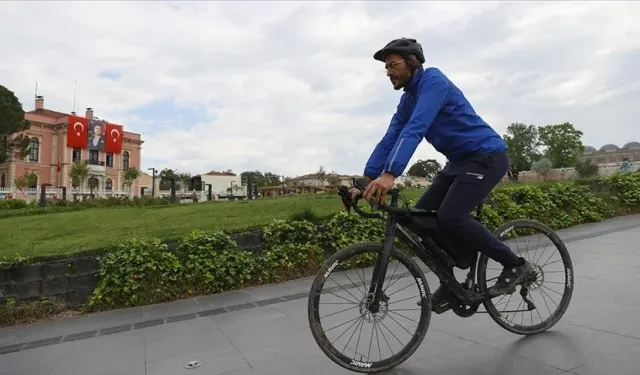 Fransa'dan bisikletle hacca gitmek için yola çıkan Fas asıllı Fransız yazar Türkiye'de