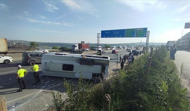 Kocaeli'de tıra çarparak devrilen servis aracındaki 13 işçi yaralandı