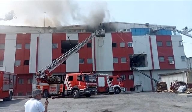 Esenyurt'ta bir fabrikada çıkan yangın söndürüldü