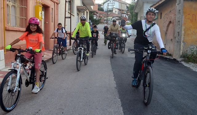 Bisikletle 10 yıldır dünya turu yapan "Demir Atlı Adam" Amasya'da çocuklarla buluştu