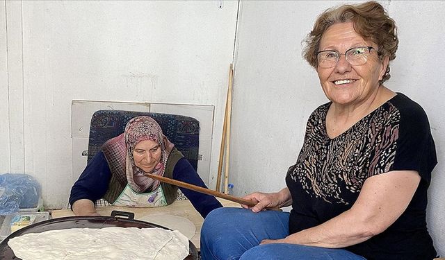 Kırşehir'de emekli öğretmenler gözleme yaparak öğrencilere destek oluyor