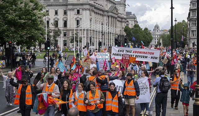 İngiltere'de greve giden öğretmenler yürüyüş yaptı