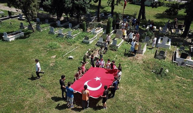 Kur'an kursu öğrencileri 15 Temmuz şehidinin kabrinde dua etti, Türk bayrağı açtı