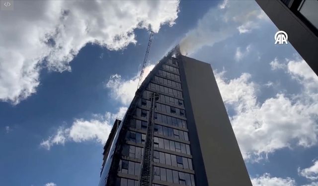 Ataşehir'de 17 katlı binanın dış cephesinde yangın çıktı