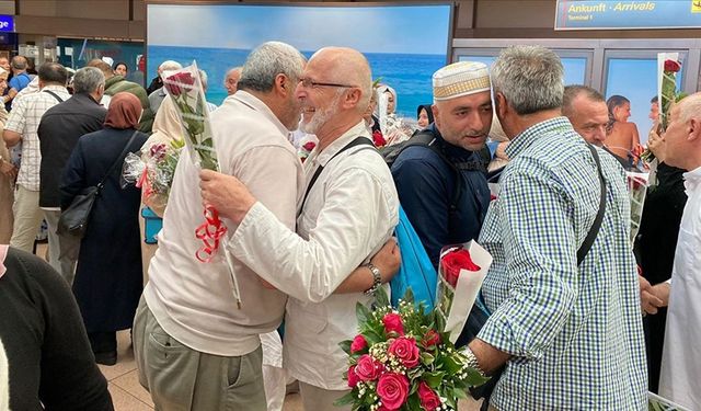 Almanya'da kutsal topraklardan dönen Türk hacılar güllerle karşılandı