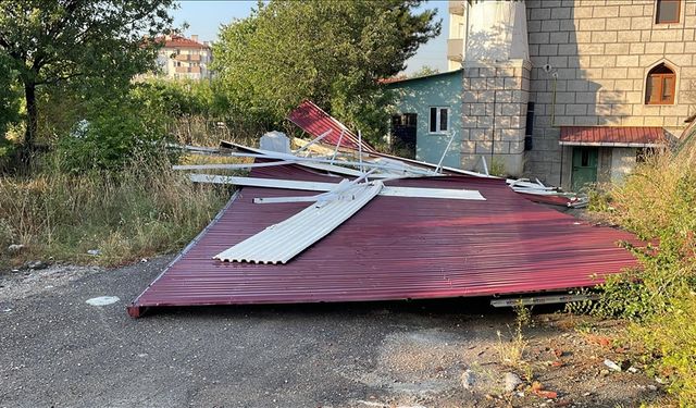 Karabük'te şiddetli rüzgar 5 katlı binanın çatısını uçurdu