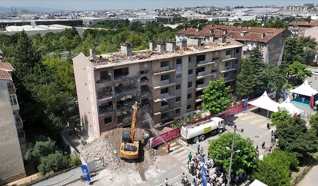 Bursa'da "1050 Konutlar Kentsel Dönüşüm Projesi" ilk yıkımla başladı
