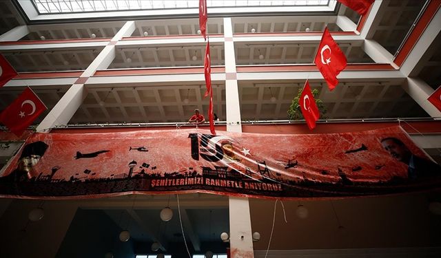 Antalya'da 15 Temmuz şehitlerini anmak için 15 metrekarelik ebru yapıldı