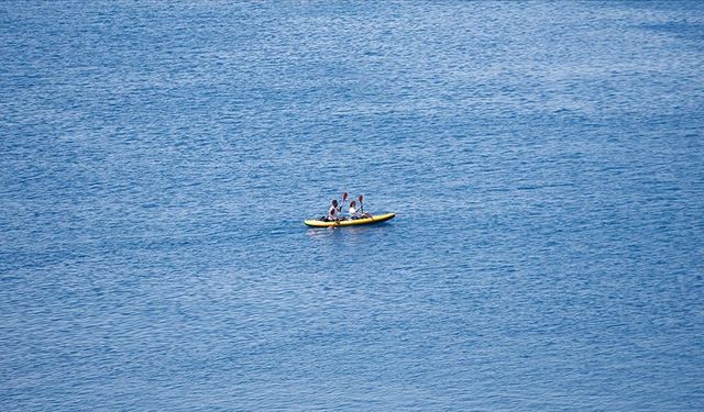 Antalya'da rüzgar, kano yapan tatilcilere zor anlar yaşattı