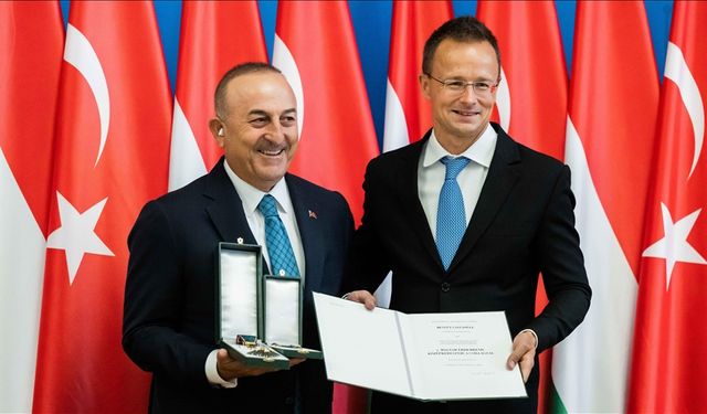 Eski Dışişleri Bakanı Çavuşoğlu'na Macaristan'da "Yıldızlı Liyakat Nişanı" verildi