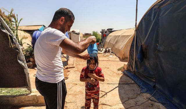 İdlib'deki kamplarda termometreler 50 dereceyi gösteriyor