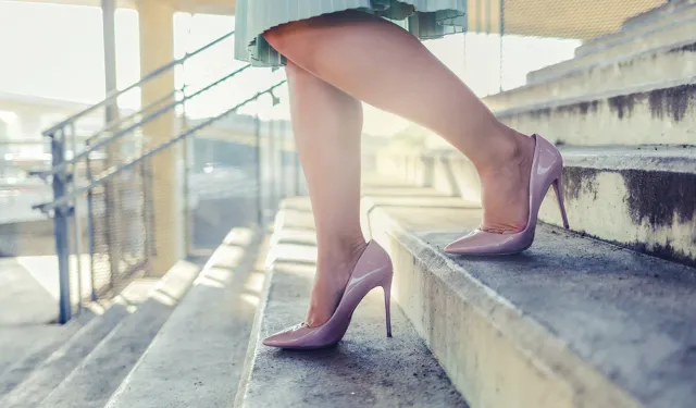 Genç kadınlar için merdivenler riskli: Ayakkabı ve davranışların etkisi
