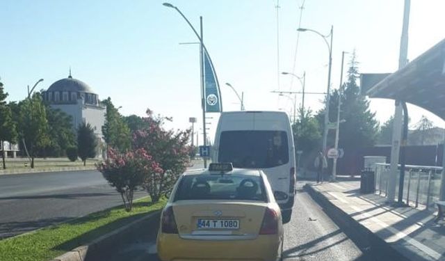 Malatya'da taksi ile minibüsün çarpıştığı kazada 5 kişi yaralandı