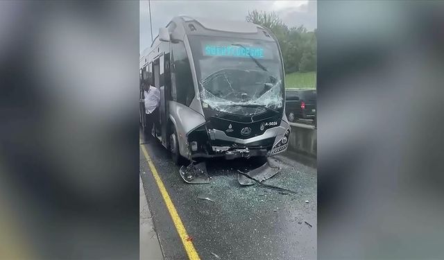 Üsküdar'da metrobüs yolcu indiren metrobüse çarptı