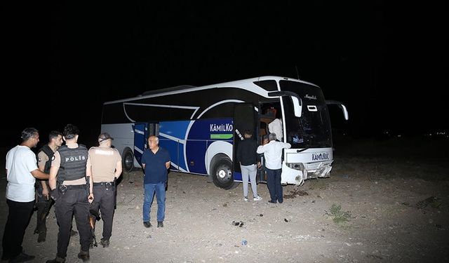 Diyarbakır'da yolcu otobüsü refüje çarptı, 18 kişi yaralandı