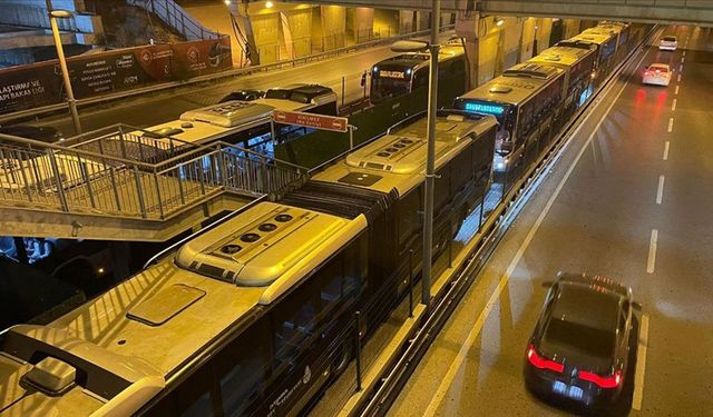 İstanbul'da arızalanan metrobüs yoğunluğa neden oldu