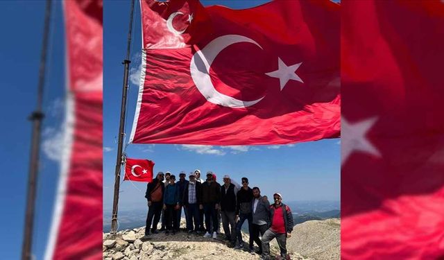 Ilgaz Dağı'nın zirvesindeki Türk bayrağı 24 metrekarelik bayrakla değiştirildi
