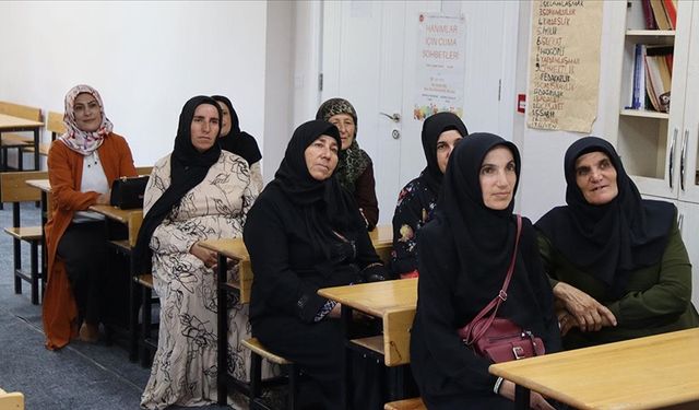 Iğdır kırsalındaki kadınlar okuma yazma ve Kur'an öğreniyor