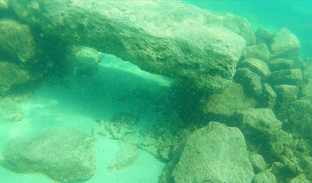Van Gölü'nde üzerinde çeşitli işaretler bulunan taş ve mezar taşları tespit edildi