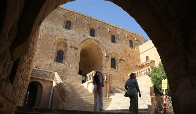 Yurtlar ücretsiz olunca gençler tatilde Mardin'in tarihi mekanlarını gezmeyi seçti