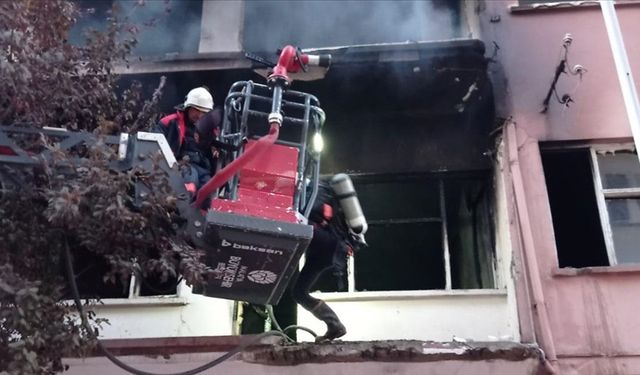 Malatya'da ağır hasarlı binada çıkan yangın söndürüldü
