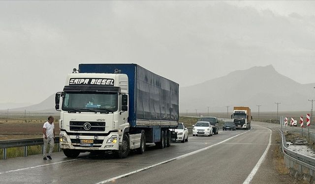 Ağrı'da meydana gelen sel nedeniyle Türkiye-İran kara yolu ulaşıma kapandı