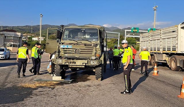 Hatay'da askeri aracın tıra çarpması sonucu 10 asker yaralandı