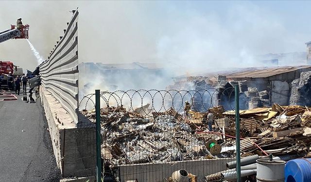 Ankara'da atık kağıt geri dönüşüm fabrikasında yangın çıktı