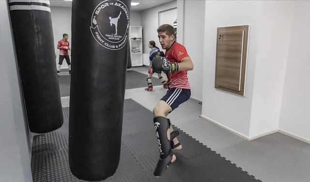 Milli sporcu olma hayaliyle gündüz sanayide akşam spor salonunda ter döküyor