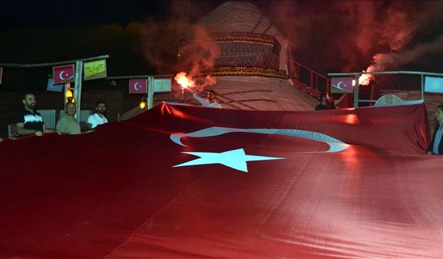 Muş'ta Malazgirt Zaferi'nin 952. yıl dönümü nedeniyle meşale yakıldı, Türk bayrağı açıldı