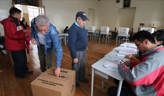 Ekvador'daki seçimlerin ilk sonuçları ikinci tura işaret ediyor