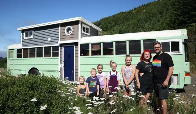 Okul otobüsünü tekerlekli eve dönüştüren Teksaslı bir aile, çocukları için çatıya küçük bir ev ekledi