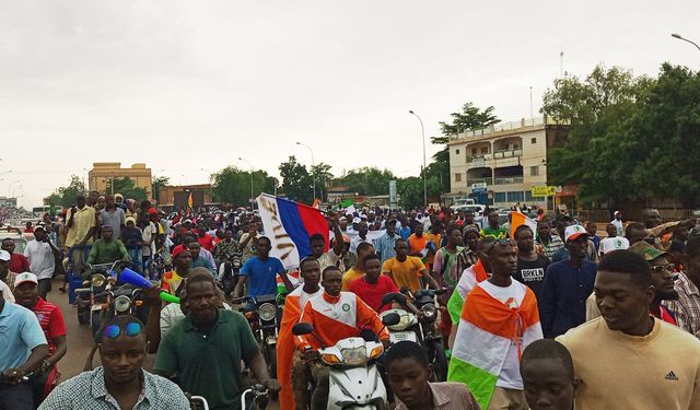 Nijer'de, ülkede konuşlu Fransız askerlerinin gitmesi için gösteri düzenlendi