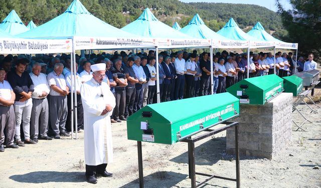Kahramanmaraş'ta freni boşalan kamyonun çarpması sonucu hayatını kaybeden 4 kişi toprağa verildi
