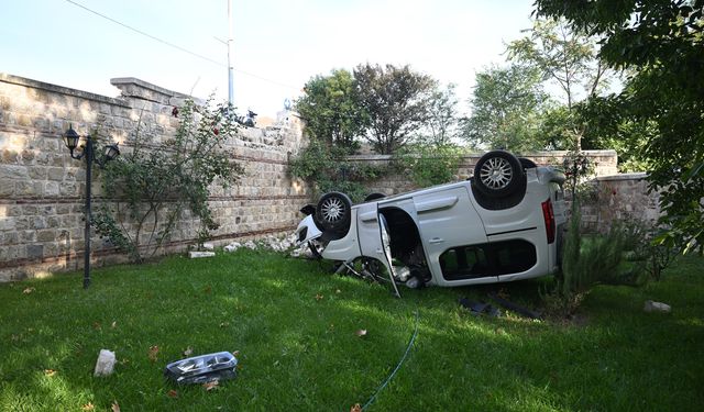 Edirne'de düzensiz göçmenleri taşıyan panelvan, polisten kaçarken cami bahçesine düştü