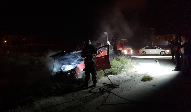 Çorum'da kaza yaptıktan sonra alev alan otomobildeki yangını itfaiye ekipleri söndürdü