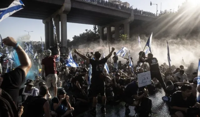 İsrail’de hükümet karşıtı protestolarda bir araç göstericilerin arasına daldı