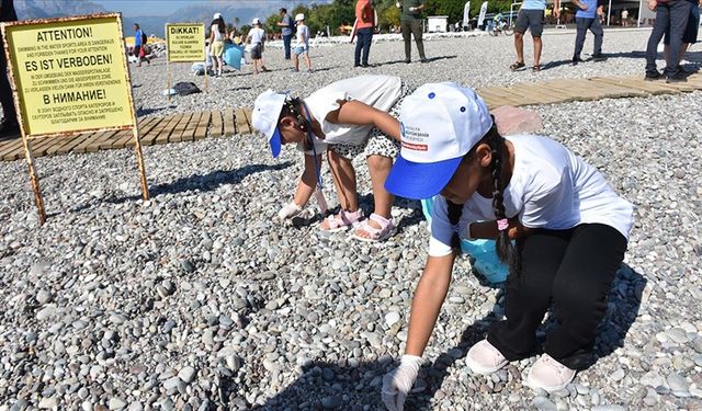 Antalya'da kıyı ve deniz dibi temizliği yapıldı